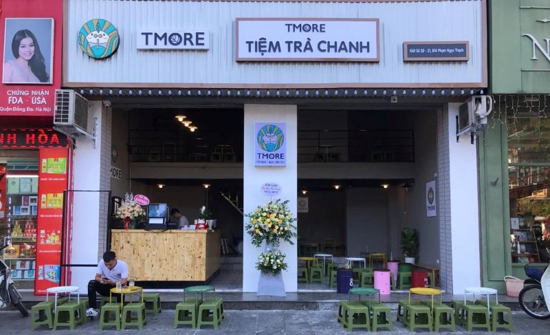 Tiệm trà chanh ngoài trời được thiết kế với không gian thoáng đãng, bàn ghế sắp xếp hợp lý, cùng hệ thống đèn trang trí độc đáo, tạo cảm giác thoải mái và thư giãn