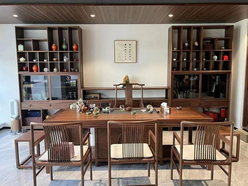 Quán trà đạo thể hiện phong cách tối giản Nhật Bản với đường nét gỗ đồng màu, bố cục cân đối và sự tinh giản trong trang trí, tạo không gian yên tĩnh tập trung vào nghi lễ trà