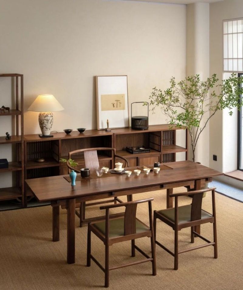 Quán trà đạo thể hiện phong cách tối giản Nhật Bản với đường nét gỗ đồng màu, bố cục cân đối và sự tinh giản trong trang trí, tạo không gian yên tĩnh tập trung vào nghi lễ trà 