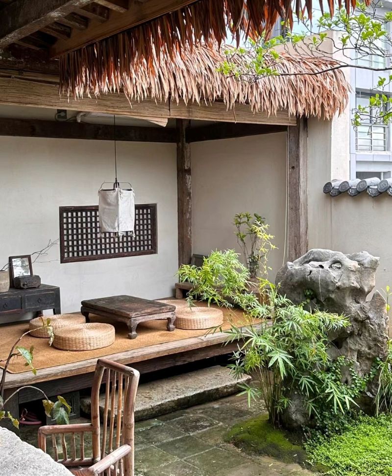 Quán trà đạo này mang phong cách minimalist kết hợp tatami thấp, bàn gỗ mộc mạc, đèn lồng ấm và bức tranh treo tường cổ điển, tạo không gian thiền, tinh tế và thanh lịch
