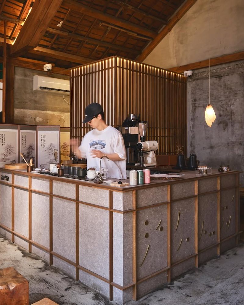 Gam màu chủ đạo trong cafe phong cách Nhật thường là be, nâu gỗ, xám và trắng, tạo nên tổng thể hài hòa, tinh khiết