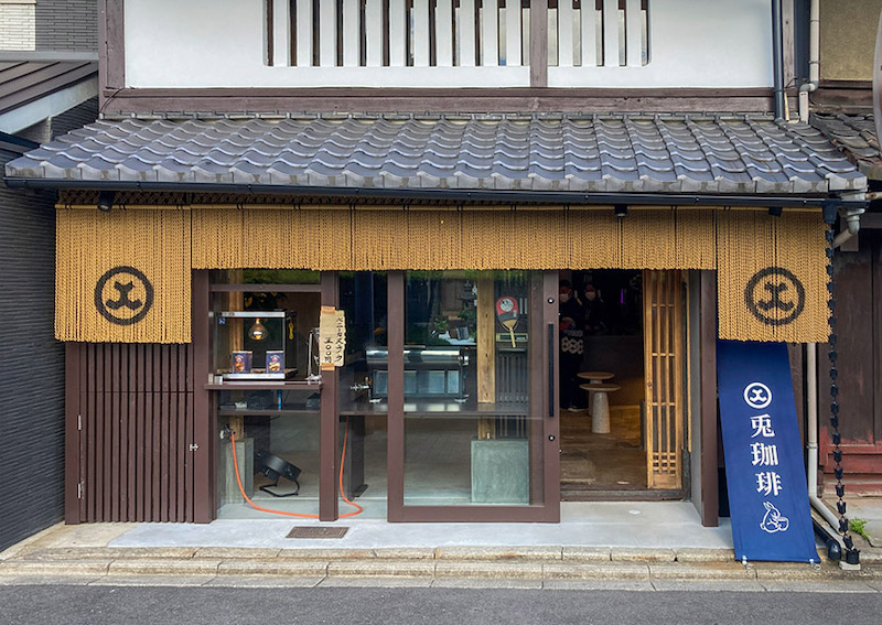 Cafe phong cách Nhật không phô trương, không cầu kỳ, nhưng lại gây ấn tượng sâu sắc nhờ sự tinh tế trong từng chi tiết nhỏ