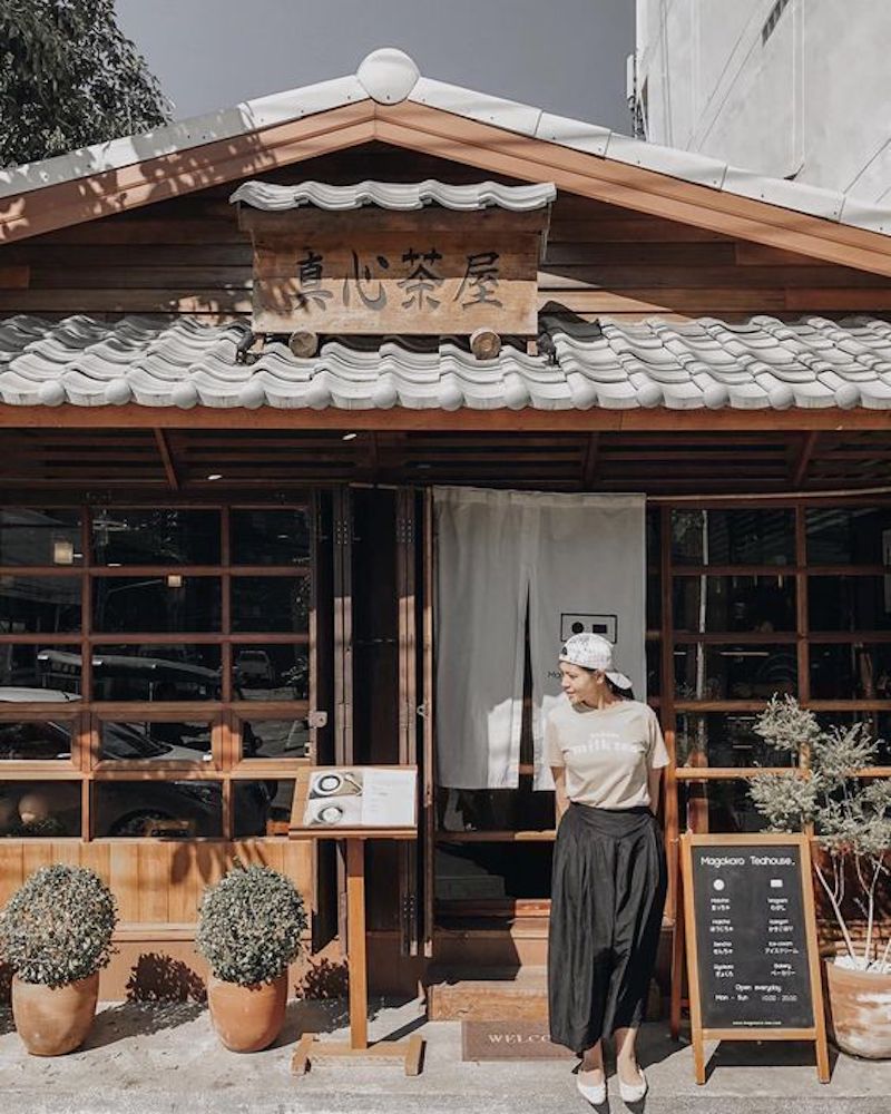 Đặc trưng cốt lõi của một quán cafe phong cách Nhật là không gian tối giản, sử dụng chất liệu tự nhiên, ánh sáng dịu nhẹ và bố trí mở, tạo cảm giác thư giãn gần gũi với thiên nhiên