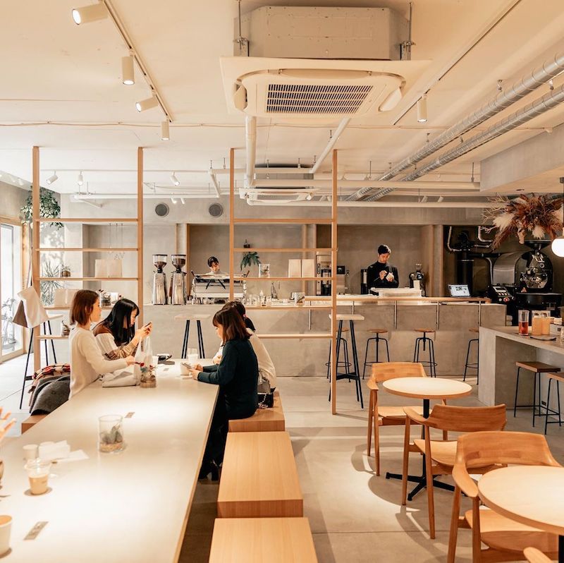 Bằng sự khéo léo trong thiết kế, cafe phong cách Nhật tạo nên không gian cân bằng giữa ánh sáng, màu sắc và vật liệu