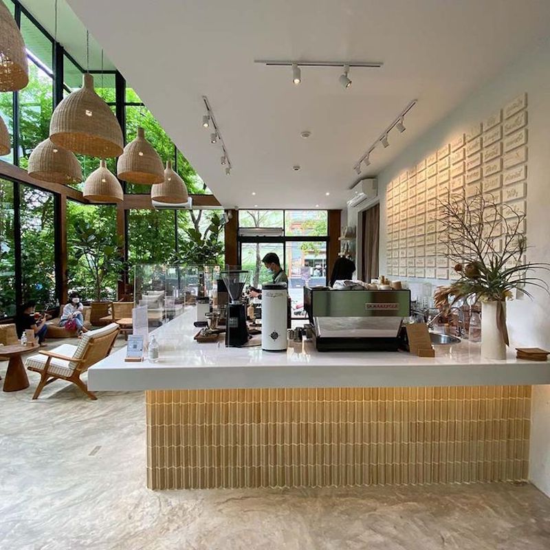 Cafe phong cách Nhật thường lấy cảm hứng từ thiên nhiên, với cây xanh, ánh sáng và không khí chan hòa