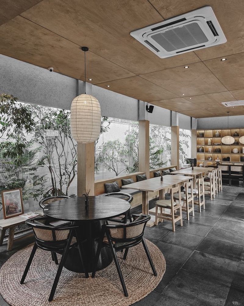 Cafe phong cách Nhật thể hiện rõ tinh thần “Wabi-Sabi” – vẻ đẹp của sự mộc mạc và không hoàn hảo
