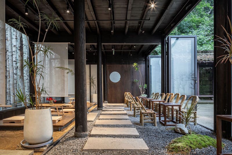 Phong cách Wabi-Sabi giúp quán cafe tạo sự khác biệt độc đáo, thu hút khách hàng yêu thích trải nghiệm chân thật, gần gũi với thiên nhiên và văn hóa truyền thống Nhật Bản