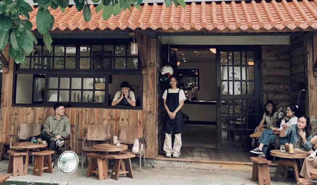 Phân chia không gian hợp lý giúp đảm bảo sự riêng tư cho gia đình, đồng thời tạo trải nghiệm thoải mái và chuyên nghiệp cho khách đến quán