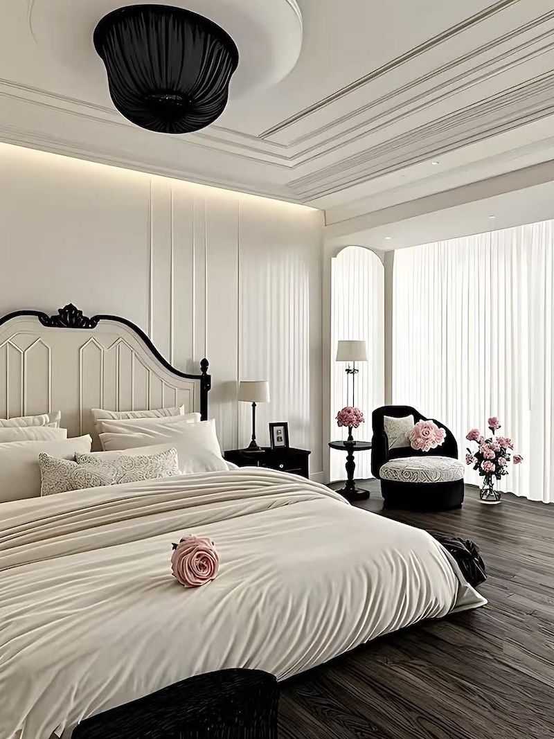 Nội thất phòng ngủ phong cách tân cổ điển chọn gam màu nhẹ nhàng như trắng, kem, be, giúp không gian thanh lịch và thư giãn