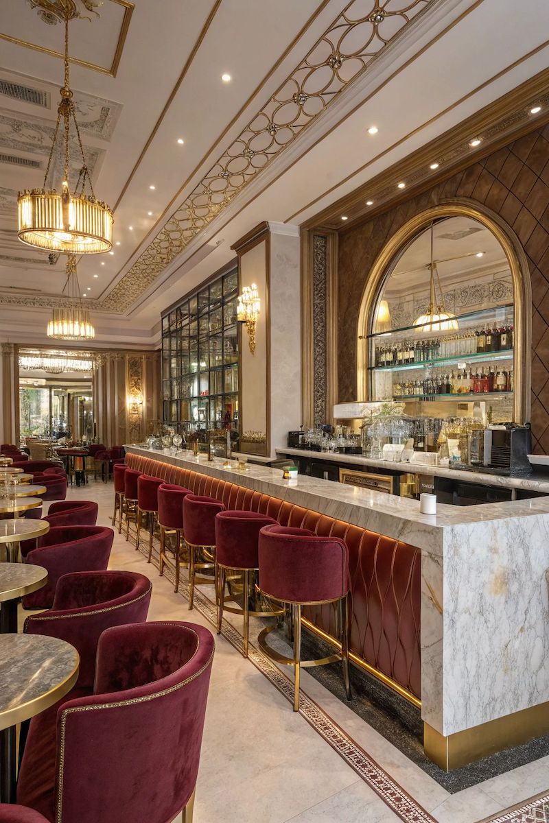 Thiết kế quán cafe phong cách tân cổ điển nổi bật với phào chỉ tường tinh xảo, đèn chùm pha lê lấp lánh và trần cao thoáng đãng