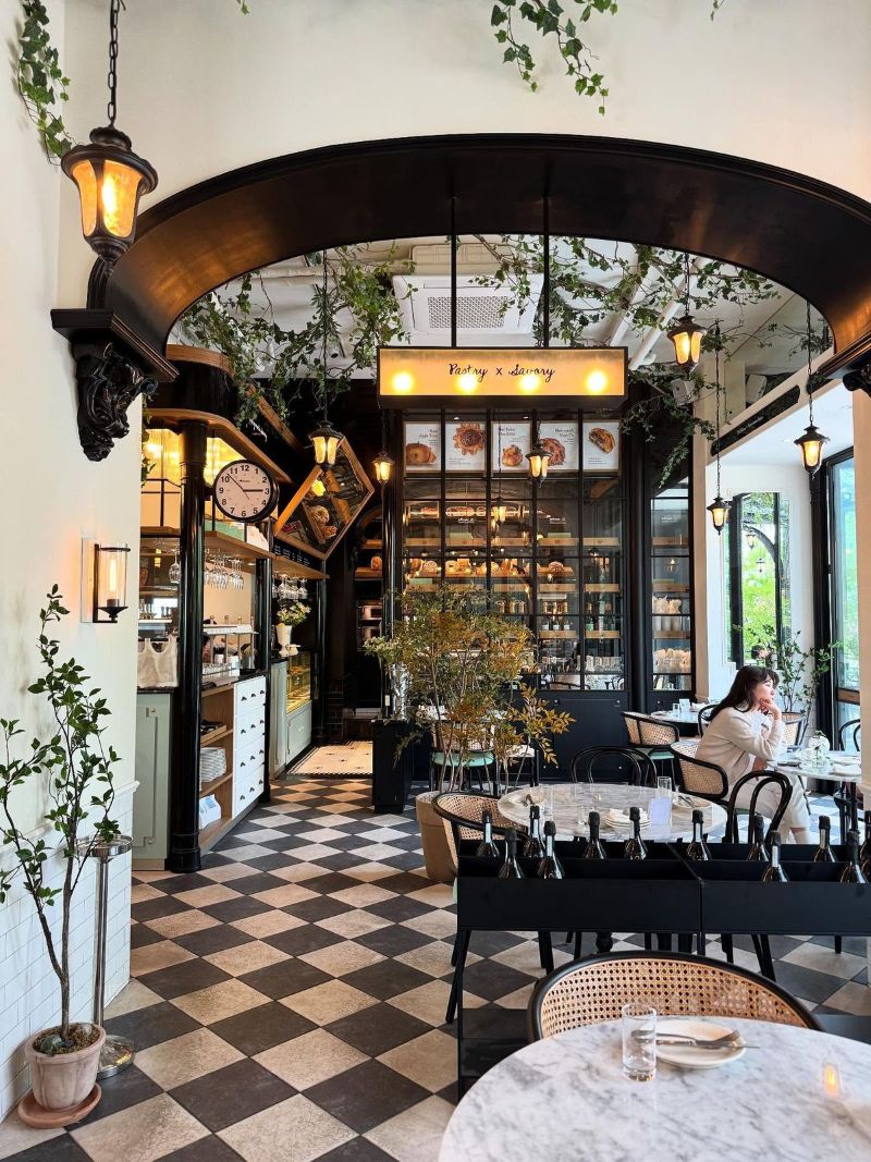 Thiết kế quán cà phê phong cách Indochine phối hợp màu sắc trung tính ấm áp với điểm nhấn xanh, đỏ hoặc vàng đồng, tạo chiều sâu nghệ thuật 