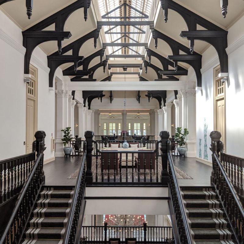 Kiến trúc tổng thể hài hòa, uy nghi của phong cách Indochine được thể hiện qua cấu trúc đối xứng, mái ngói, cửa vòm, hành lang dài, trần cao,... 