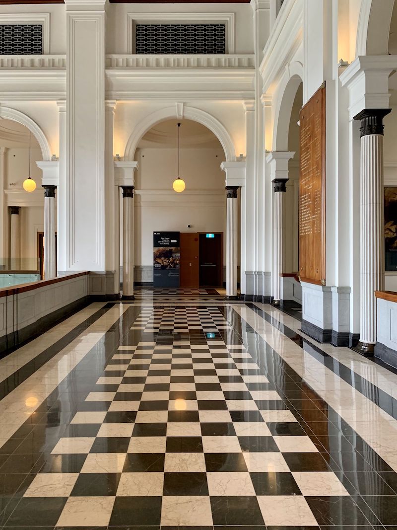 Thiết kế công trình công cộng phong cách Indochine sử dụng vật liệu tự nhiên và chi tiết trang trí tinh xảo, tạo không gian trang nghiêm và sang trọng 