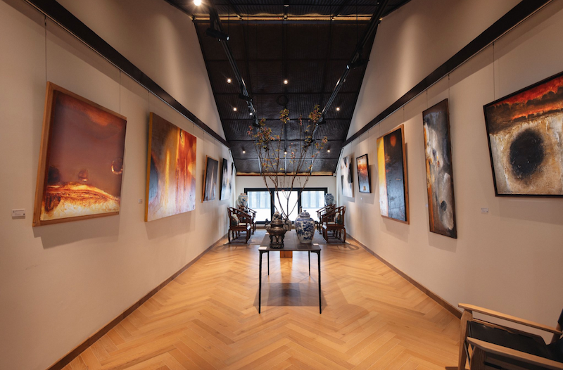 Thiết kế phòng triển lãm phong cách Indochine khéo léo kết hợp ánh sáng tự nhiên với gam màu trầm ấm, mang lại cảm giác gần gũi, tĩnh tại