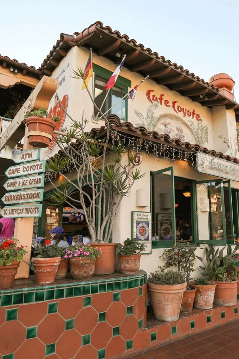 Mặt tiền và lối vào quán cafe phong cách Bohemian được trang trí bằng macrame, dreamcatcher hoặc các vật trang trí thủ công 