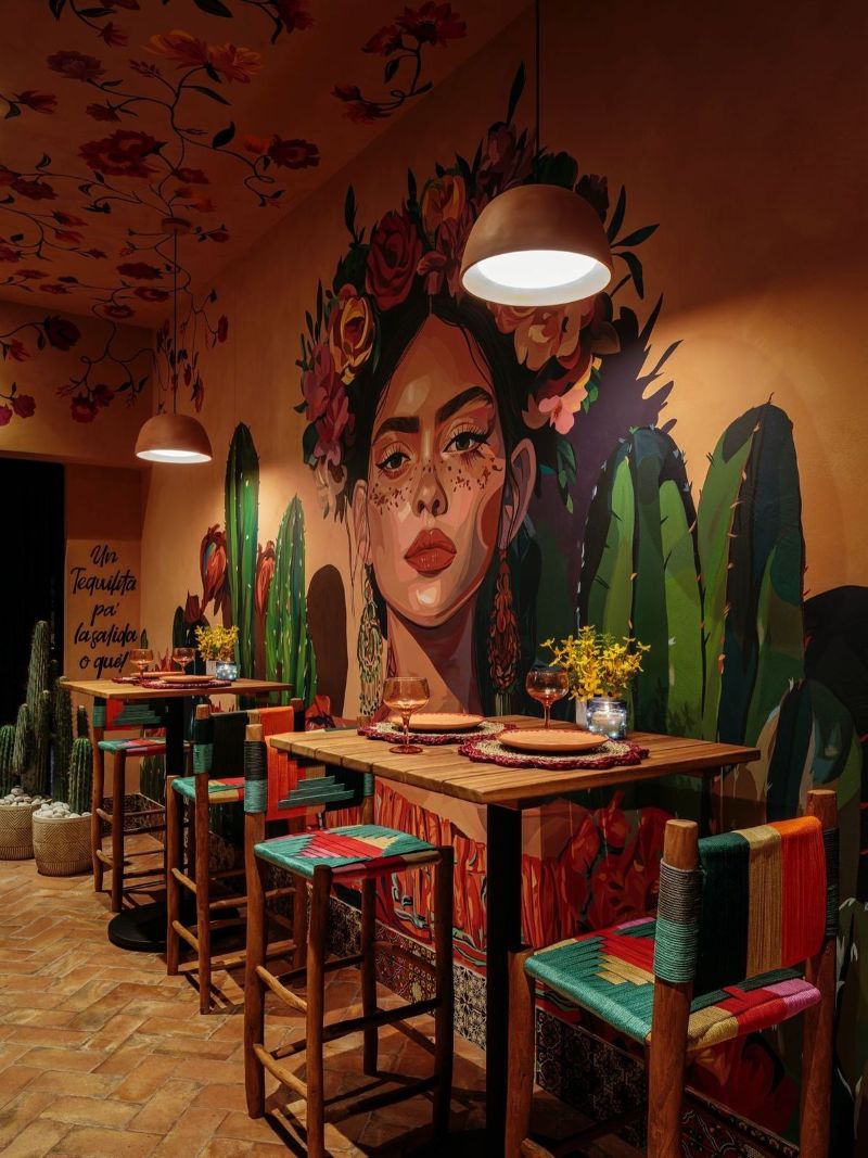 Khu vực trong nhà quán cafe phong cách Bohemian sử dụng vật liệu tự nhiên như gỗ, mây, tre để giữ nét thô mộc, gần gũi