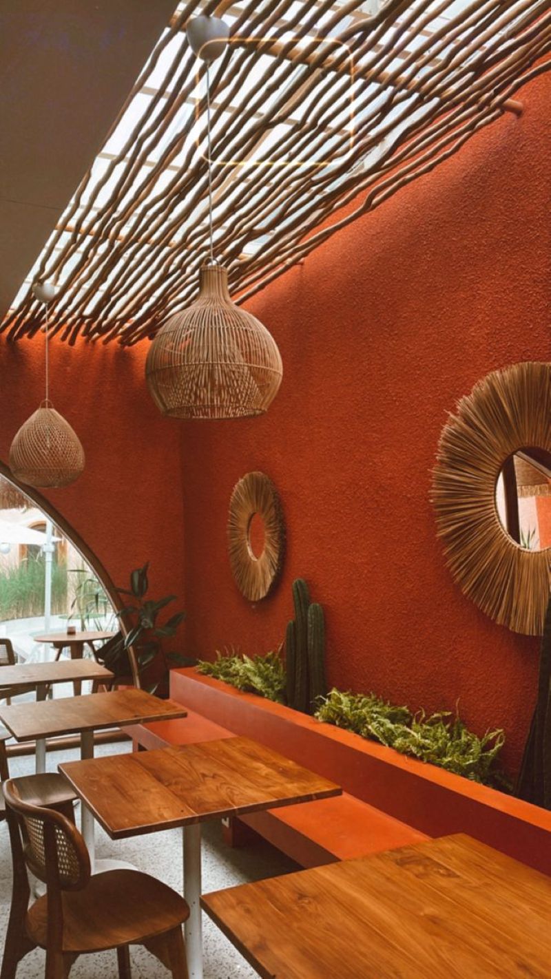 Khu vực trong nhà quán cafe phong cách Bohemian giúp khách cảm nhận sự tự do, phóng khoáng trong từng góc ngồi