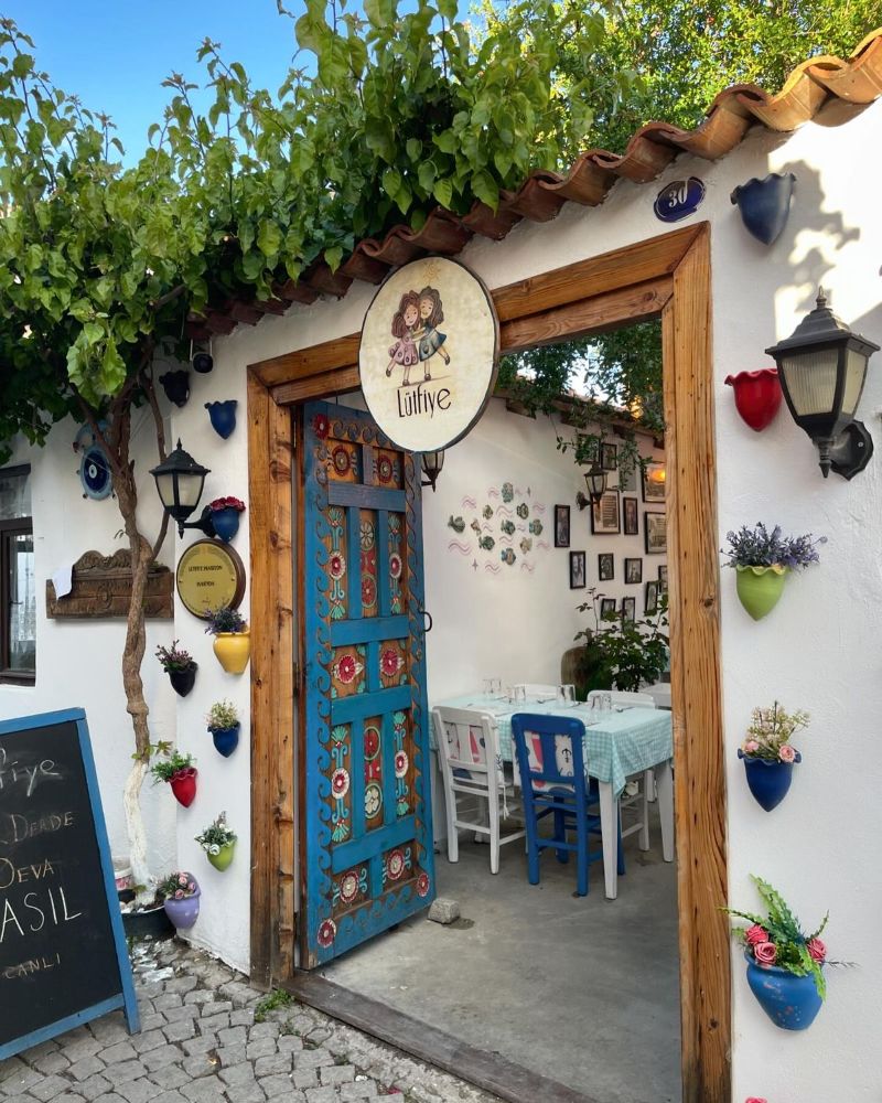 Mặt tiền và lối vào quán cafe phong cách Bohemian tạo ấn tượng đầu tiên mạnh mẽ với khách hàng 