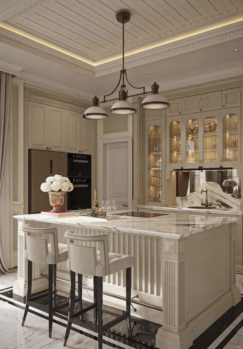 Nội thất tân cổ điển trang trí tủ bếp bằng kính mờ hoặc kính trong suốt, vừa bảo vệ đồ dùng, vừa tạo cảm giác hiện đại và thanh lịch