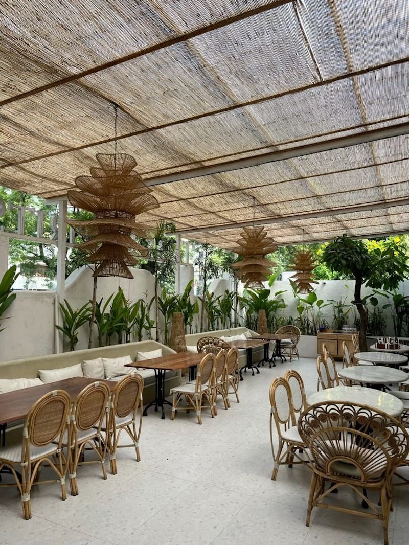 Thiết kế quán cafe bằng tre phong cách nghệ thuật – điêu khắc giúp quán trở thành một điểm nhấn kiến trúc mang tính biểu tượng