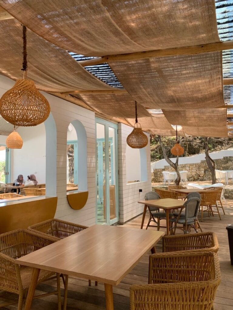 Thiết kế quán cafe bằng tre phong cách nghệ thuật – điêu khắc biến tre thành những hình khối uốn lượn độc đáo, mang giá trị thẩm mỹ cao 