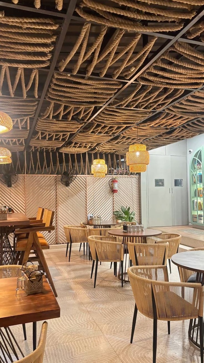 Thiết kế quán cafe bằng tre phong cách nghệ thuật – điêu khắc phù hợp với những chủ quán muốn tạo trải nghiệm thị giác khác biệt và khó quên