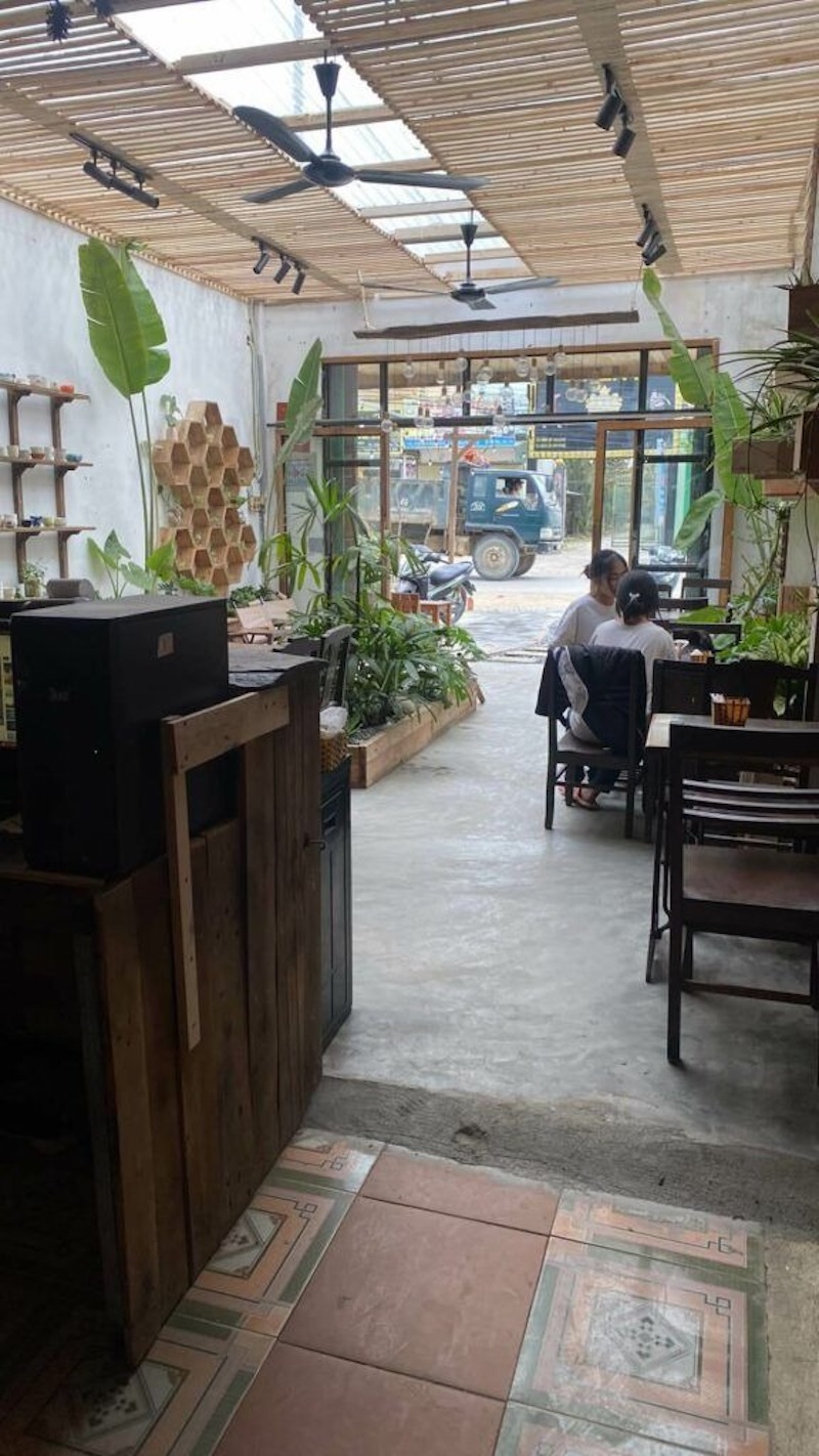 Thiết kế quán cafe bằng tre phong cách mộc mạc giúp khách hàng trải nghiệm sự ấm cúng và thư giãn tự nhiên