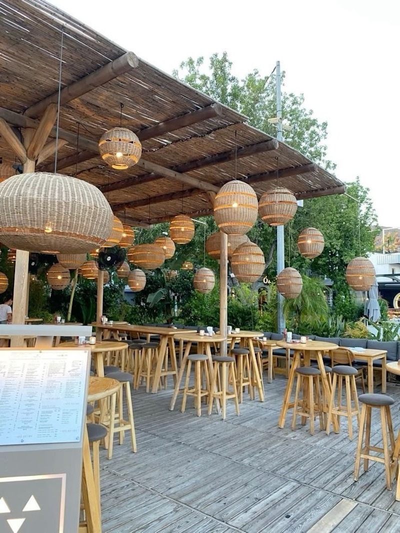 Thiết kế quán cafe bằng tre phong cách mộc mạc thường sử dụng mái lá, bàn ghế tre và đèn lồng truyền thống