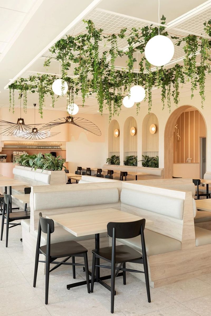 Thiết kế quán cafe văn phòng phong cách hiện đại thường sử dụng gam màu trung tính để tạo cảm giác chuyên nghiệp