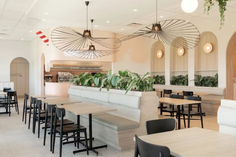 Thiết kế quán cafe văn phòng phong cách hiện đại giúp không gian trở nên rộng rãi và thoáng đãng hơn