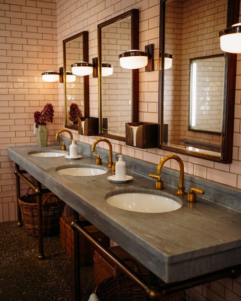 Khu WC quán cafe nên sạch sẽ, gọn gàng, có ánh sáng và màu sắc hài hòa, kèm decor nhỏ tạo cảm giác thoải mái 