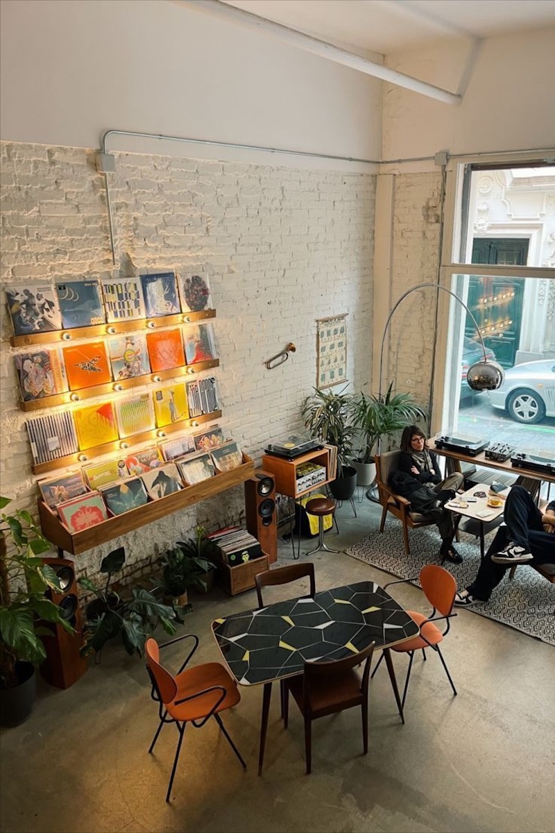 Phong cách retro nổi bật với màu sắc hoài cổ, họa tiết vintage và đồ nội thất gợi nhớ thập niên trước 
