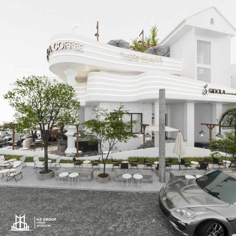 Trang trí mặt tiền/ngoài trời quán cafe bằng bảng hiệu rõ ràng, ánh sáng ấm, cây xanh và chỗ ngồi thoải mái để thu hút khách từ bên ngoài 