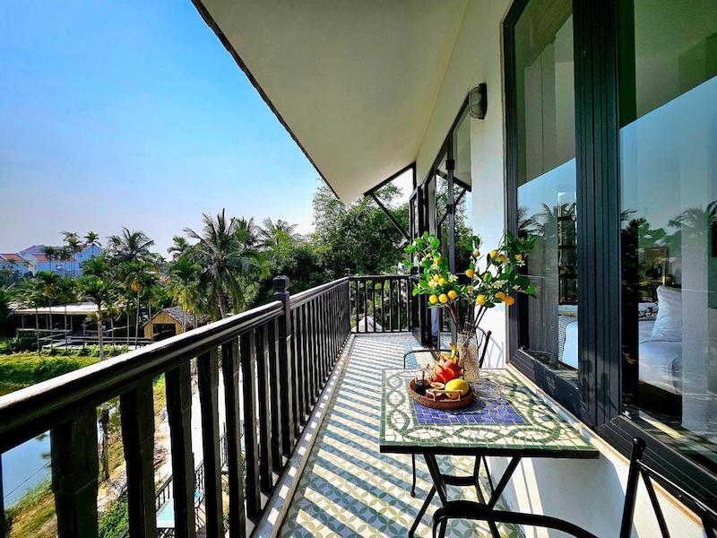 Sử dụng ánh sáng ấm, gạch bông và gỗ tự nhiên để tái hiện vẻ đẹp Đông Dương