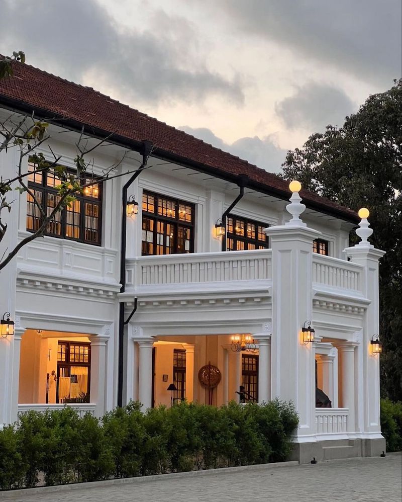 Cửa và hệ thống cửa sổ trong phong cách Indochine ngoại thất thường sử dụng cửa lá sách hoặc pano gỗ chạm khắc tinh xảo