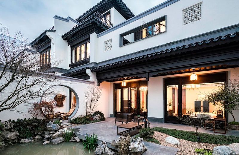 Tận dụng vật liệu tự nhiên như gỗ, đá, gạch bông để tạo nên không gian ấm áp và thanh lịch