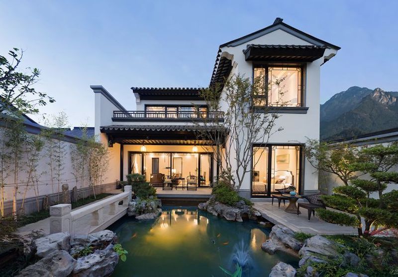 Ban công và sân thượng phong cách Indochine thường có lan can sắt uốn nghệ thuật hoặc gỗ, lát gạch bông, gạch thông gió, kết hợp cây xanh và chậu gốm sứ