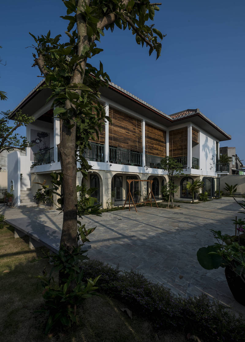Biệt thự Indochine ngoại thất phù hợp với những khu đất rộng, nơi có thể khai thác cảnh quan sân vườn xanh mướt