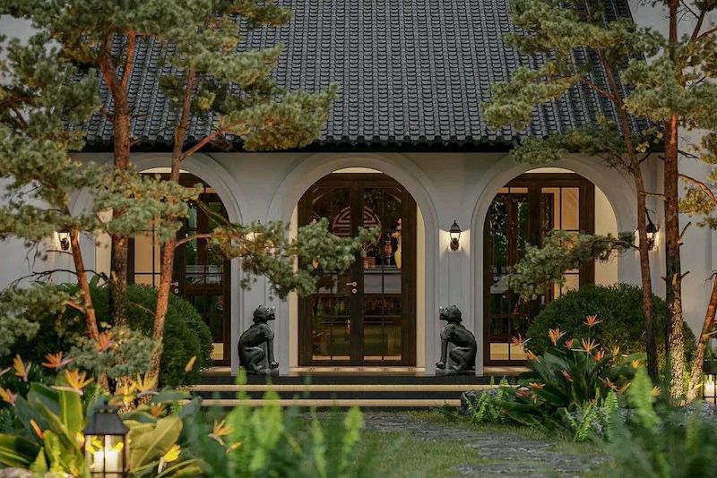 Cảnh quan và sân vườn phong cách Indochine được thể hiện qua bố cục hài hòa với thiên nhiên, sử dụng cây xanh nhiệt đới, tiểu cảnh nước,...