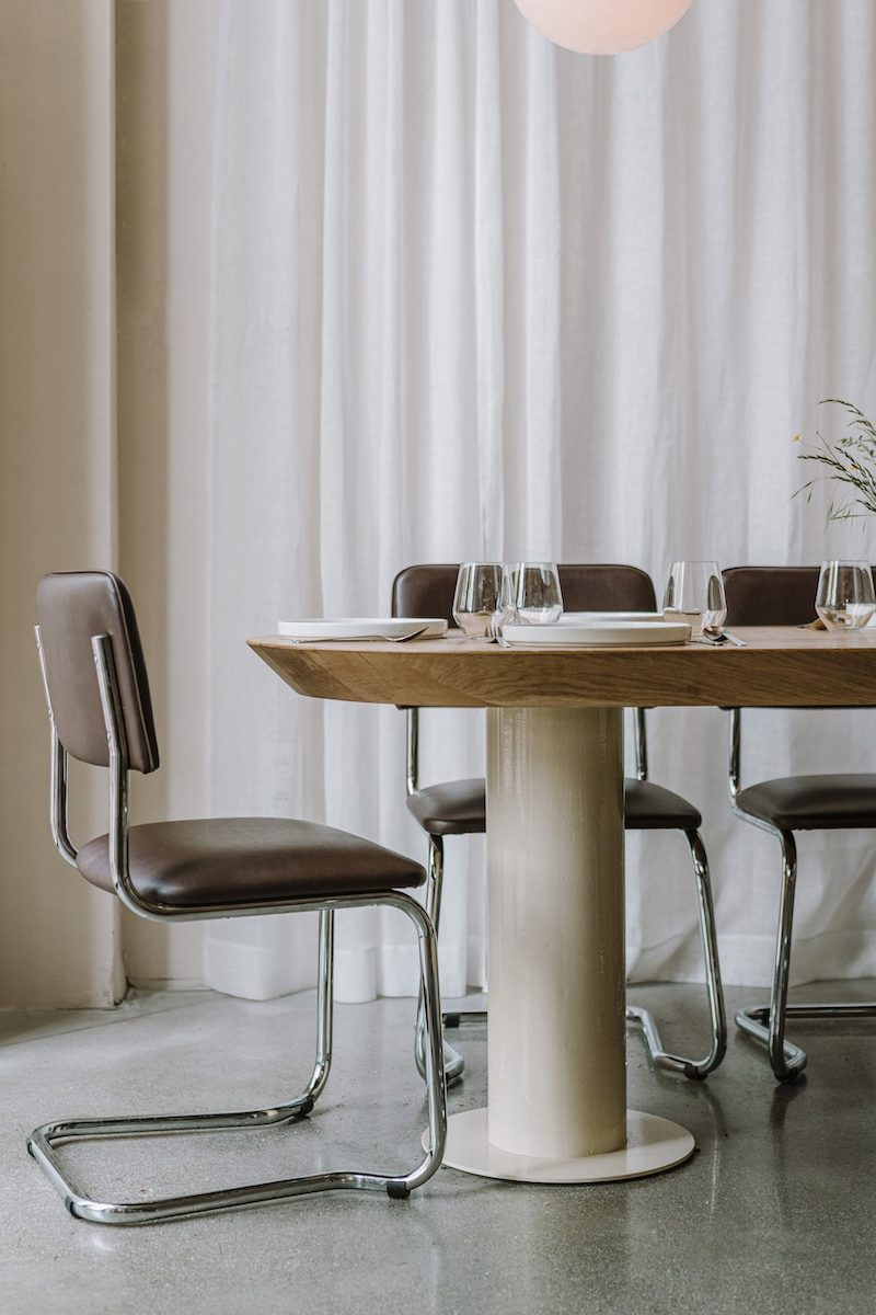 Không gian quán linh hoạt, dễ di chuyển bàn ghế và thay đổi bố cục để phục vụ các nhóm khách khác nhau