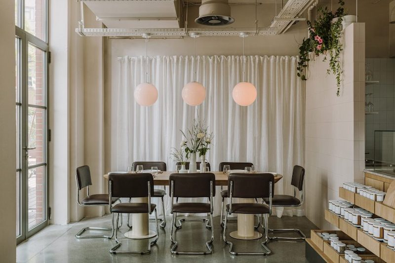 Quán cafe theo phong cách Bauhaus không chỉ là nơi thưởng thức đồ uống mà còn là trải nghiệm không gian nghệ thuật, tối giản nhưng tinh tế