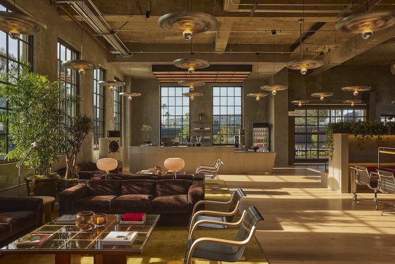 Quán cafe phong cách Bauhaus tạo cảm giác gọn gàng, sáng sủa và thoải mái, giúp khách thư giãn trong môi trường hiện đại và tinh tế