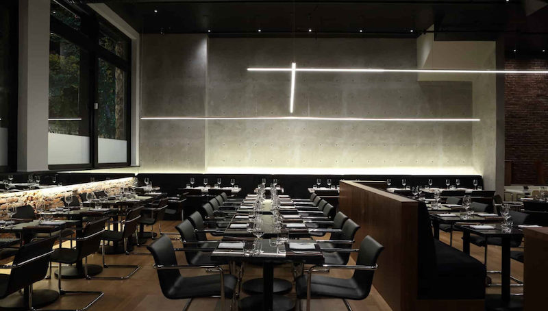 Nhà hàng phong cách Bauhaus bố trí bố cục mở, dễ di chuyển và linh hoạt, phù hợp với nhiều nhóm khách