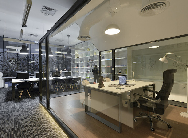 Văn phòng phong cách Bauhaus sử dụng bàn ghế kim loại, kính và vật liệu công nghiệp, tạo không gian hiện đại và năng động