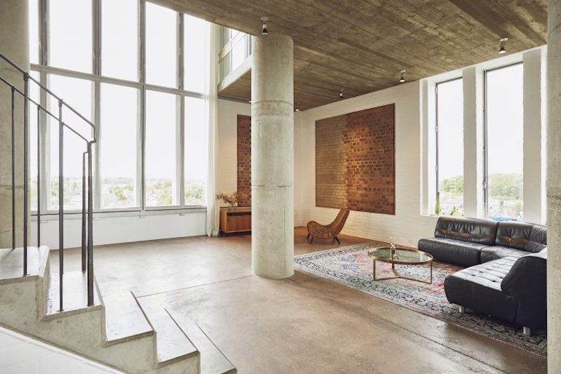 Biệt thự phong cách Bauhaus nổi bật với bố cục mở, nội thất sang trọng nhưng giản lược chi tiết, kết hợp màu cơ bản và trung tính tạo cảm giác thanh thoát