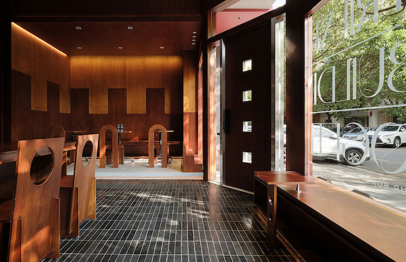 Quán cafe phong cách Bauhaus ứng dụng bàn ghế hình học, vật liệu công nghiệp, ánh sáng tự nhiên, tạo không gian trẻ trung, năng động và dễ linh hoạt bố trí