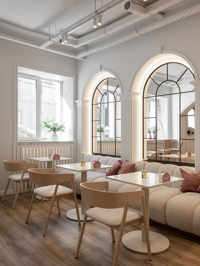 Khi áp dụng phong cách cổ điển kết hợp hiện đại, quán cafe dễ tạo điểm nhấn thị giác, thu hút khách ngay từ ánh nhìn đầu tiên