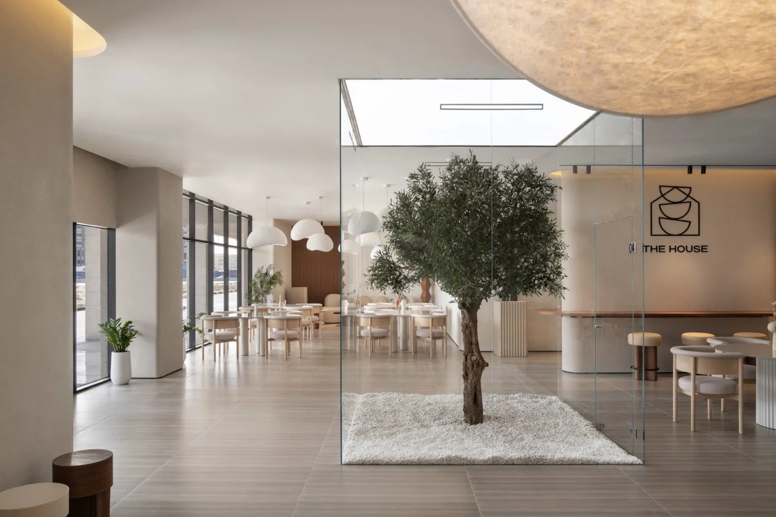 Ánh sáng tự nhiên là yếu tố quan trọng giúp quán cafe phong cách hiện đại tối giản trở nên ấm áp và đầy sức sống