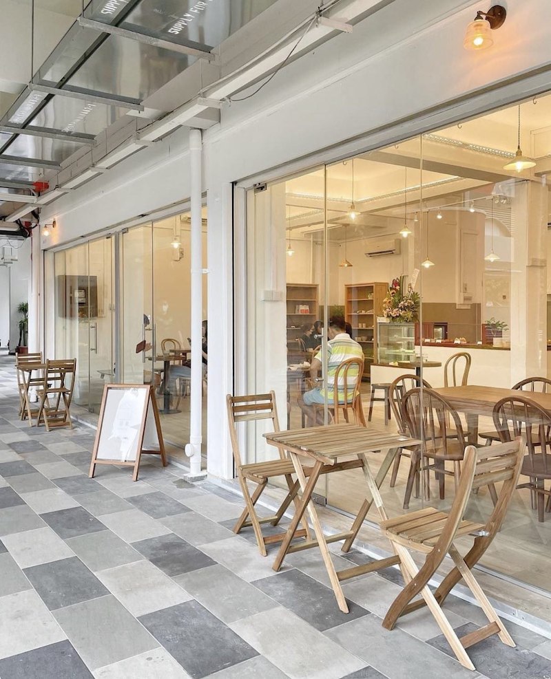 Bố cục mở trong nhà hàng phong cách hiện đại tối giản giúp khách dễ di chuyển và cảm nhận sự thoáng đãng tự nhiên