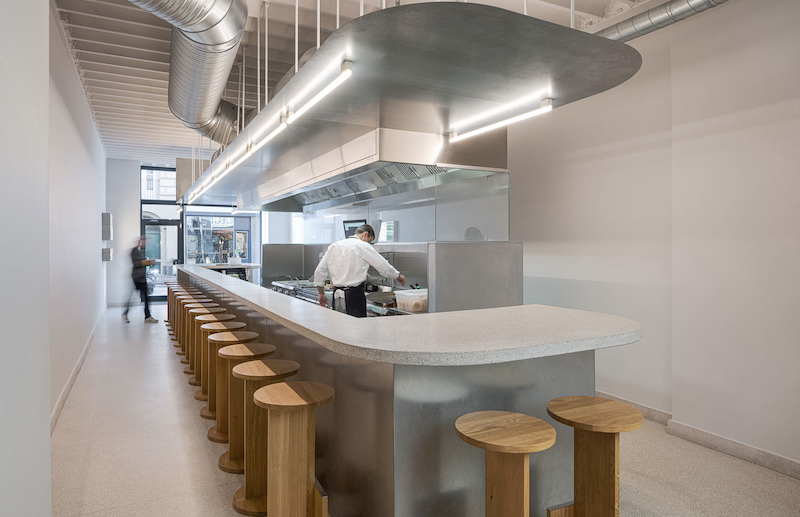 Đường nét nội thất rõ ràng cùng gam màu trung tính giúp nhà hàng phong cách hiện đại tối giản thể hiện đẳng cấp chuyên nghiệp